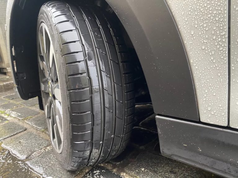 Nyári gumiabroncstesztek 2023: A piac legjobb modelljeinek alapos áttekintése