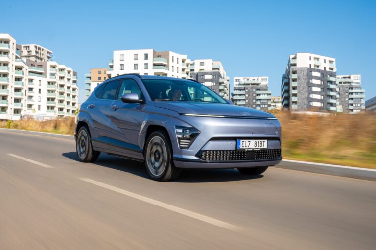 Érdemesek az elektromos járművekhez készült gumik? Az Autobild mindkettőt teszteli, és akár 70 km-rel nagyobb hatótávot is feltár.