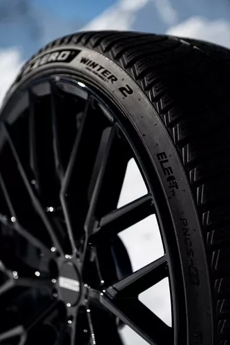 Pirelli P Zero Winter 2 Bélyegkép 2555x3840