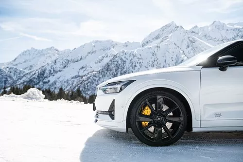 Pirelli P Zero Winter 2 Bélyegkép 3840x2555